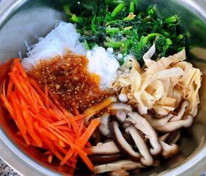 放入调味料蒜蓉辣椒油、糖、盐、味精、醋