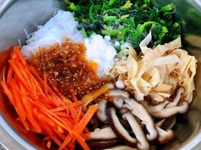 放入调味料蒜蓉辣椒油、糖、盐、味精、醋