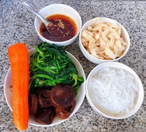 准备原材料菠菜、香菇、豆皮、粉丝、胡萝卜、辣椒油