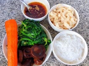 准备原材料菠菜、香菇、豆皮、粉丝、胡萝卜、辣椒油