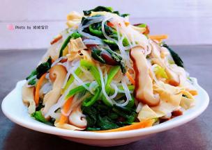 爽口开胃的凉拌菜装入盘中