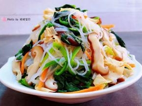 爽口开胃的凉拌菜装入盘中