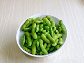 毛豆剪掉根与尖，再洗干净。