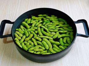 洗干净的毛豆放入锅中，加入纯净水。