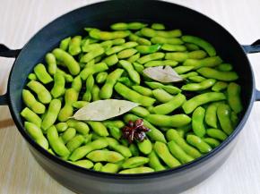 再加入香叶及八角。