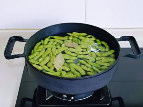 上煤气大火烧开，转中火煮10分钟。(不要盖盖子，这样煮出来的毛豆颜色更好看)