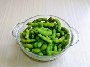 捞出淋干水分晾凉，放入碗中。