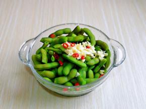 加入切好的蒜末与辣椒段。