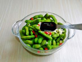 再加入2勺生抽，1勺醋。