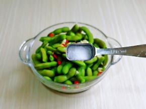 按个人口味加入盐，搅拌均匀。