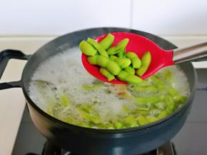 毛豆煮制自己喜欢的口感即可出锅。