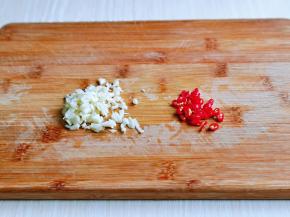 首先将蒜去皮切碎，辣椒洗干净切段放旁边备用。