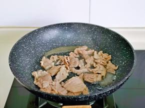 中火煸炒至变色，盛出备用。