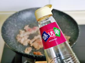 起油锅加入牛肉煸炒，再加入料酒去腥。