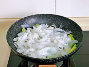 再加入河粉翻炒。