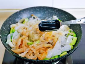 2勺生抽，小火翻炒均匀。