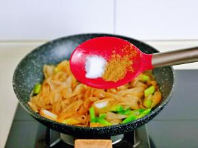 按个人口味加入盐，十三香，快速翻炒。