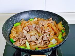 河粉炒制8分数时加入煸炒过的牛肉。