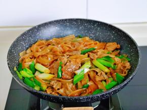 翻炒1分钟即可出锅，不要炒太久，避免影响牛肉口感。