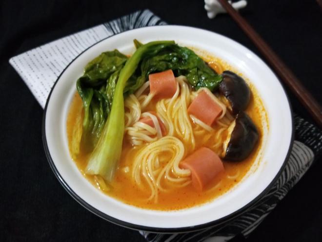 番茄汤汁穿肠面