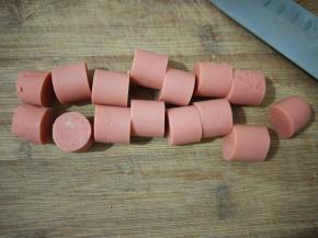 火腿肠2根，切成小段