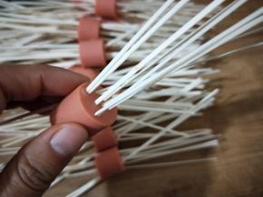 将挂面小心的穿过火腿肠，穿多少面条请随意，依次穿好