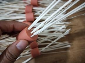 将挂面小心的穿过火腿肠，穿多少面条请随意，依次穿好