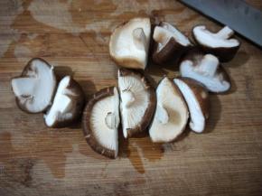 香菇洗干净后，对半切开