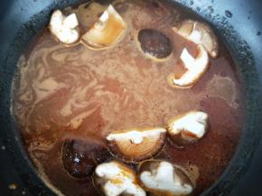 锅中加入适量水，加入番茄味的火锅底料，酌情加入盐，香菇也一起加入，水开后，用中小火再煮5分钟，让香菇入味