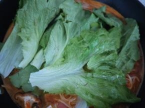 面条煮至适合自己口味的软硬度时，加入洗净的生菜