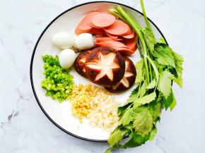 所有食材清洗干净，火腿切片，香菇打花刀，土豆粉温水泡发。