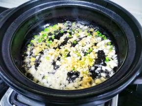 锅里放一点油，葱姜蒜爆香。