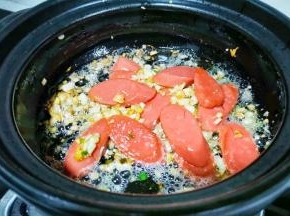 火腿煎一下捞出，