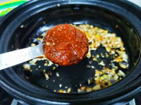 然后加豆瓣酱。