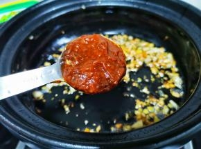 然后加豆瓣酱。