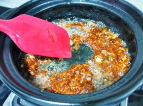 炒出红油。