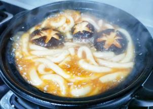 煮开后加土豆粉煮至浮起。