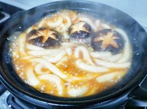 煮开后加土豆粉煮至浮起。