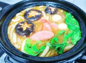 加入火腿，鹌鹑蛋，最后加入青菜。