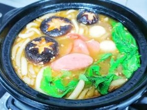 加入火腿，鹌鹑蛋，最后加入青菜。