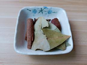 香料准备家里现有的就可以【大料3粒、桂皮一片、香叶3片、千里香1克、丁香1克、草果1粒、小茴香1克、花椒10粒】