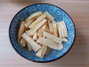 腐竹掰成小段放入容器中用温水将它泡软备用。 