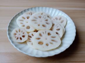 莲藕削皮切片。