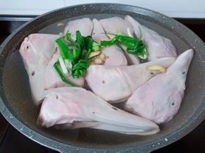 鸭头冷水下锅，加葱姜料酒焯出血沫。