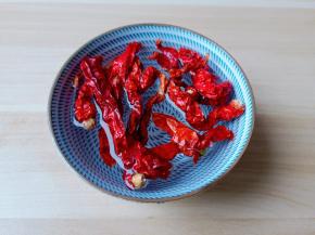 干辣椒提前温水泡一下再切小段。 