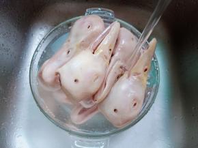 把鸭头清洗一下。