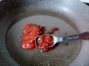 锅中加入油，放入葱伴侣六月香豆瓣酱【90天足期发酵而成的原酿好酱，0%添加防腐剂，黄原胶和着色剂。酱香浓郁，体态自然，色泽鲜亮，炒拌焖蘸，样样都行】