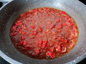 干辣椒段小火炒出香味.