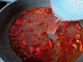 加入两碗清水。