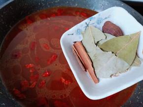 香料【大料、桂皮、香叶、千里香、丁香、草果、小茴香、花椒】煮开。 